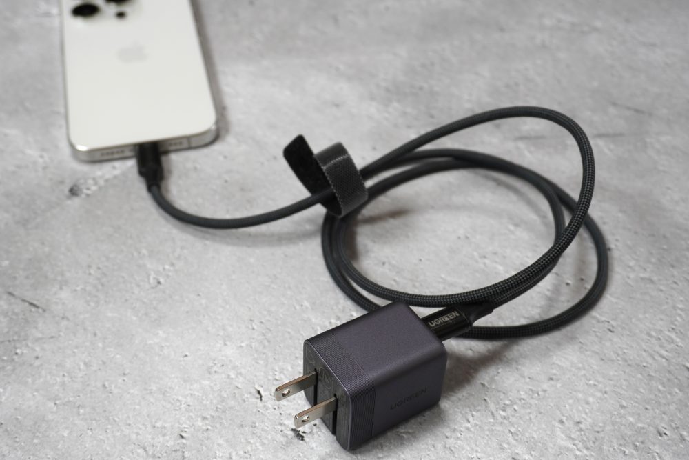 ケーブルが付属しているので、スマホ充電にも使える