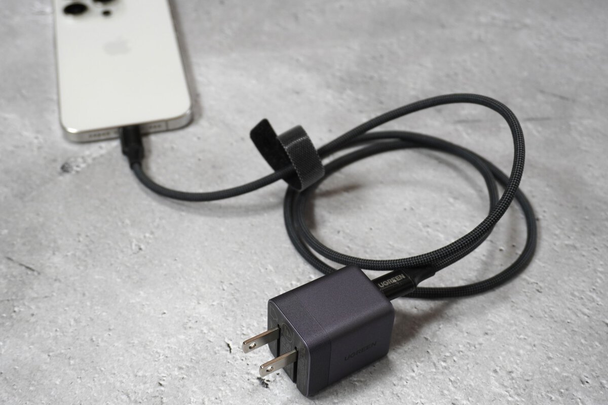 ケーブルが付属しているので、スマホ充電にも使える