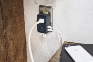 【旅のストレス激減ギア】Tシャツ15枚を圧縮できるポーチ、最大5台同時充電アダプタなど、 旅行の質が爆上がりする「最新トラベルグッズ」4選をプロが解説