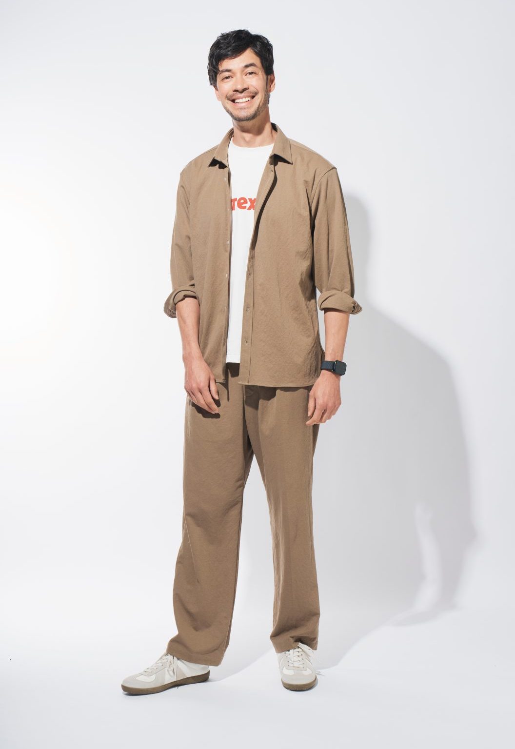 シップス エニィ 360° THE CIRCLE STRETCH リネン ミックス 7分袖 レギュラー シャツ ¥8,910 センタークリース イージーパンツ ¥9,900