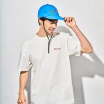 いい感じにレトロ感のあるロングブリムのキャップは、折りたたんでも形状記憶しにくく、丸めて収納したポ ケットから取り出してすぐに被れる
