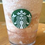 底にはピーチ果肉が敷き詰められています