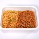 麺を半分にわけて２つのソースを混ぜる
