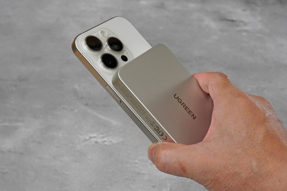 スマホと一体化するので充電中も持ち運びやすい