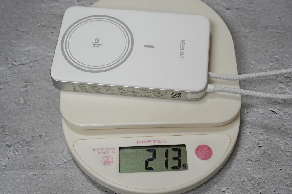 10000ｍAhのモバイルバッテリーとしては軽量な方