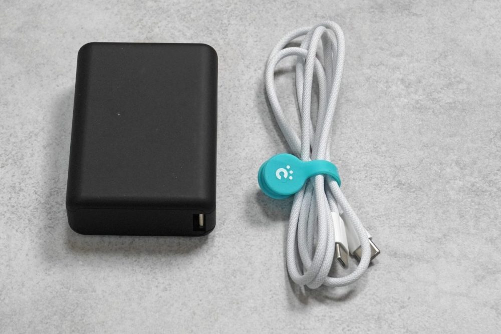 ナイロンメッシュポーチ・小はモバイルバッテリーセットを収納するのにピッタリ