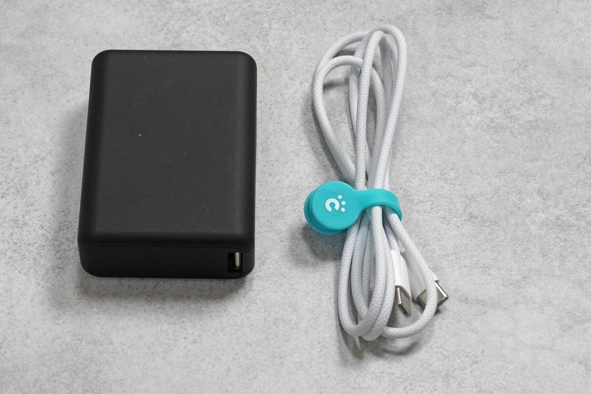 ナイロンメッシュポーチ・小はモバイルバッテリーセットを収納するのにピッタリ