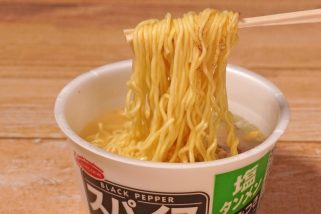 【超やみつき】エースコック新作「スパイス好き」醤油＆塩カップ麺を実食レポ。エスビー監修ペッパーがたまらない！