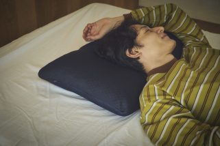 【夏の睡眠負債に】ミズノが本気で作った“深呼吸まくら”が凄い。識者イチオシのベストバイ快眠グッズ3選