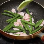インゲンとベーコンを炒める