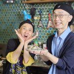 器に盛り付けてあらびき黒胡椒をかける