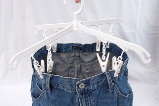 【ニトリの隠れた名品】249円「十字型ピンチハンガー」でズボンが劇的に乾く！重いデニムも落ちない実力をマニアが徹底レビュー