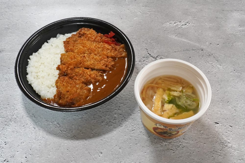 「映画ちいかわ 島二郎のスパイスの効いたカツカレー」「映画ちいかわ 島二郎の貝汁（あさり出汁）」