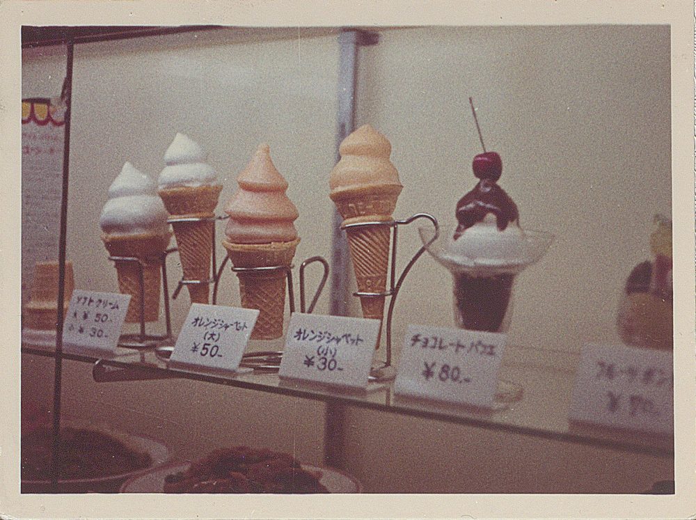 当時の百貨店のショーケース