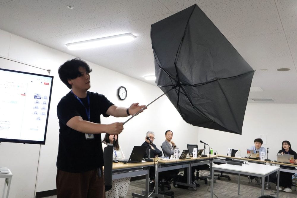 傘をぶんまわし、ひっくり返った時を再現