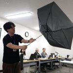 傘をぶんまわし、ひっくり返った時を再現