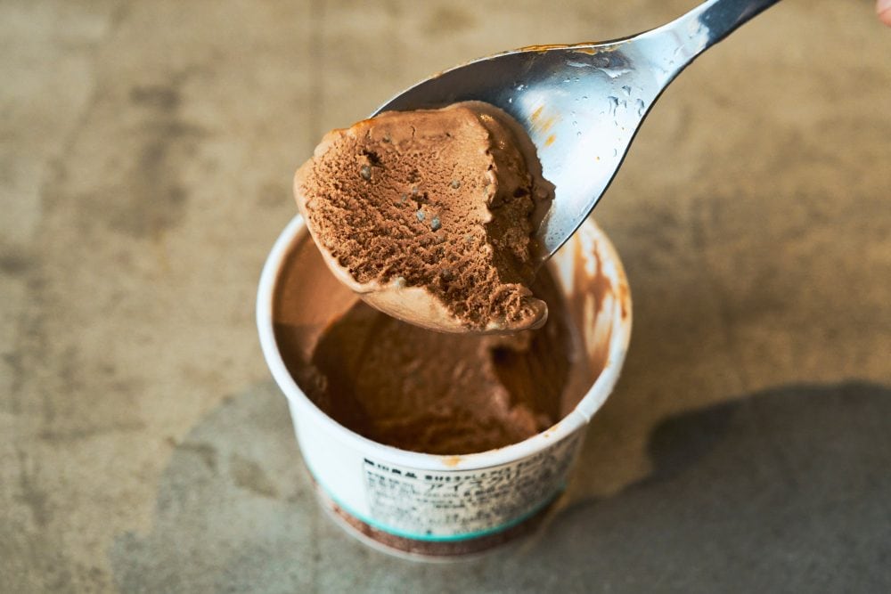 口に入れるとミントの風味が強まり爽やか♪ チョコレートのほろ苦い味わいが引き立ち、なんとも言えない後味