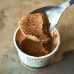 口に入れるとミントの風味が強まり爽やか♪ チョコレートのほろ苦い味わいが引き立ち、なんとも言えない後味