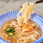 牛骨エキスのさっぱりとした旨みが冷たいスープと相性よし! キムチの酸味が麺に移り、食べるほどに食欲が増す!