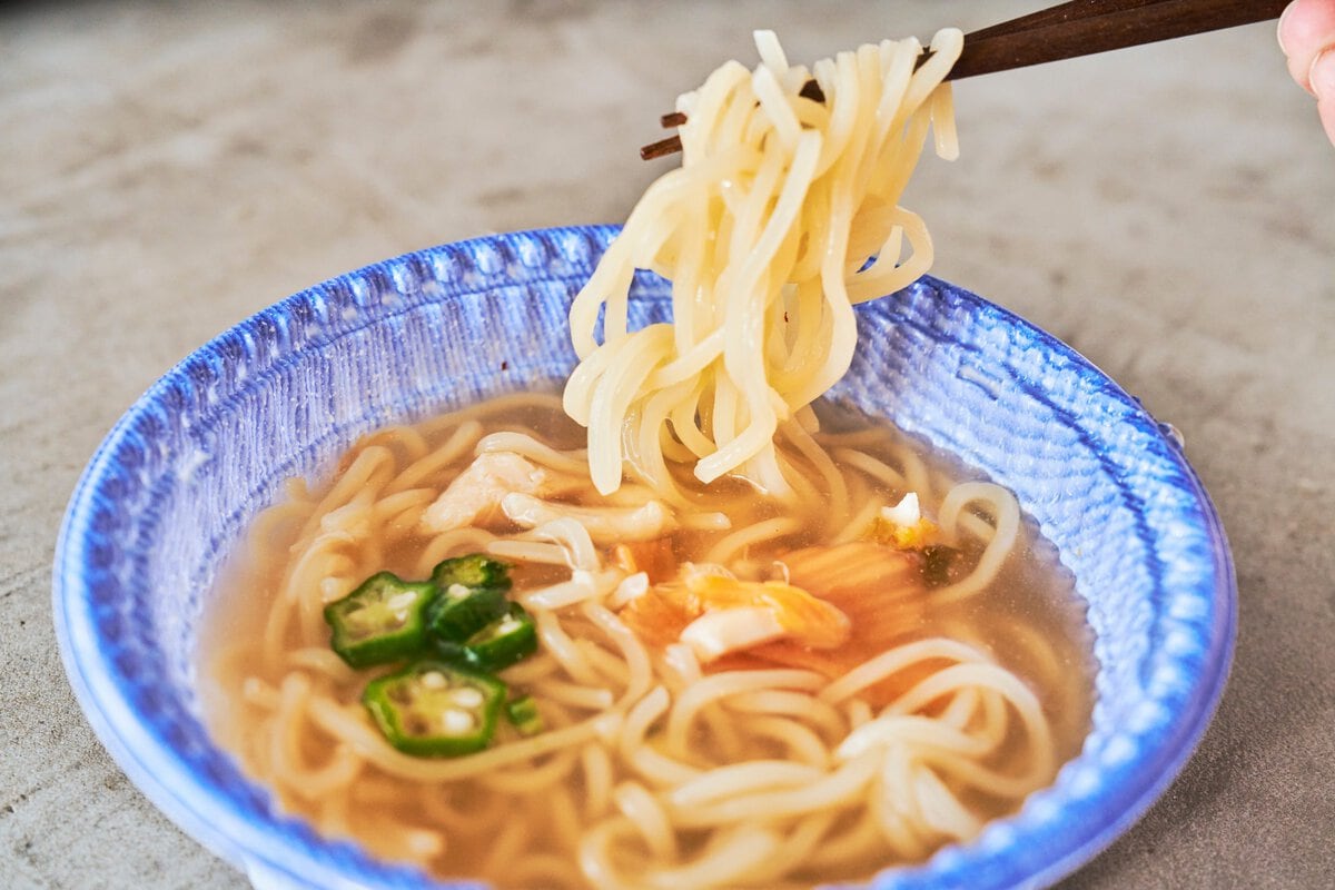 牛骨エキスのさっぱりとした旨みが冷たいスープと相性よし! キムチの酸味が麺に移り、食べるほどに食欲が増す!