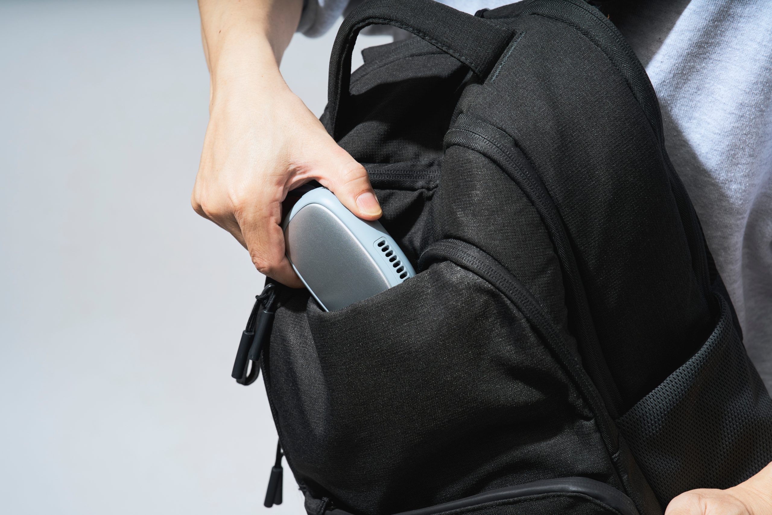 【もはや持ち歩くクーラー】猛暑は最新ギアで完全武装！スマホ充電できるハンディファン、風なしアイスカイロほか最強携帯型クールガジェット4選