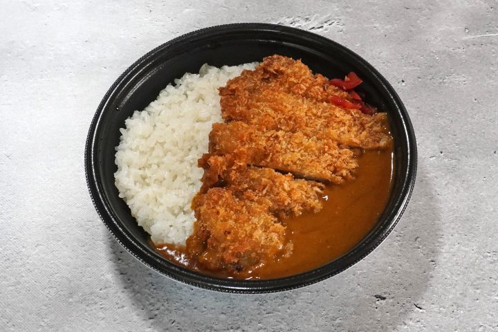【セブン×ちいかわ】コラボ第二弾であの味が……な!!話題の「島二郎のカツカレー&貝汁」を実食!ファン必食の驚きの隠し味とは