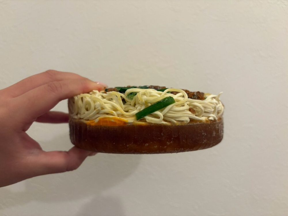 本シリーズと言えば……な「二段凍結(麺・スープ)」&「三層構造(具材・麵・スープ)」も健在