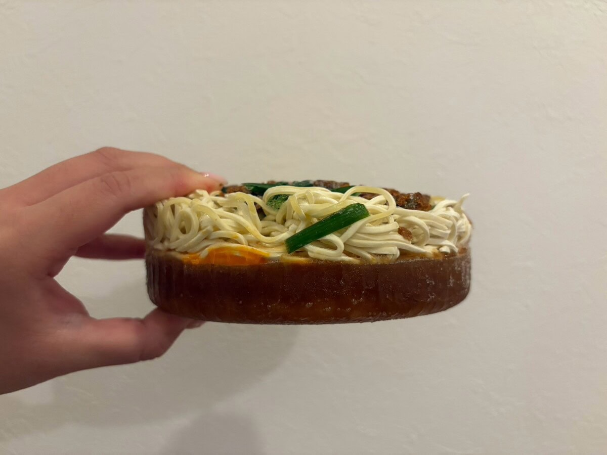 本シリーズと言えば……な「二段凍結(麺・スープ)」&「三層構造(具材・麵・スープ)」も健在