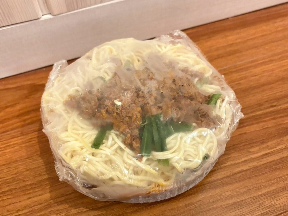 袋を開けた瞬間、パンチのあるニラや香辛料の匂いが、ふわりと立ちのぼる……!