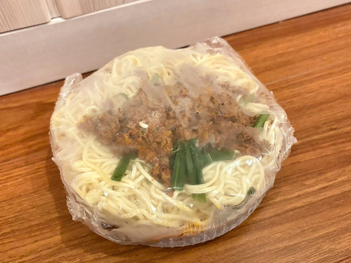 袋を開けた瞬間、パンチのあるニラや香辛料の匂いが、ふわりと立ちのぼる……!