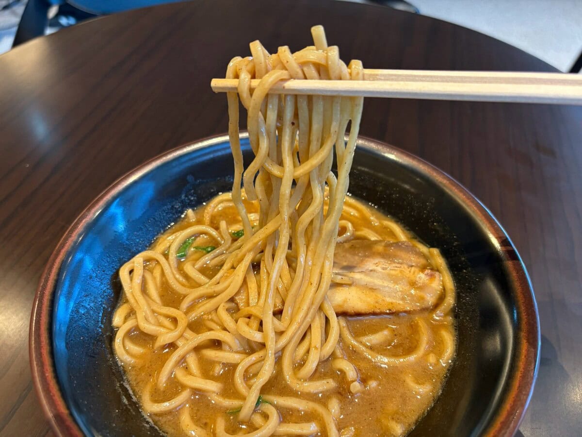 「店主が開発したつけ麺専用粉」を配合している麺