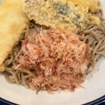 鰹節につゆが染みて、香ばしさがじゅわっと滲む