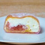 薄皮の中は隙間なく桃とホイップクリームがぎっしり。