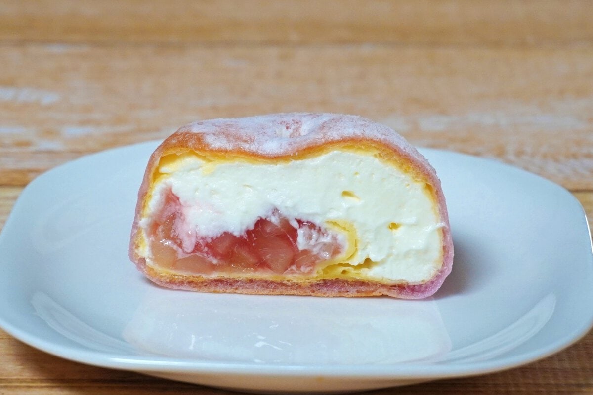 薄皮の中は隙間なく桃とホイップクリームがぎっしり。
