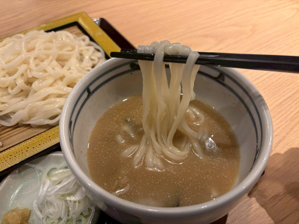 つるりとした喉ごしが魅力的なうどん、さらさらした汁、食感が楽しい「きゅうり＆なす」……各要素の一体感がたまらない