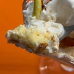 スポンジケーキやコーンフレーク、ホイップが合わさっていて、まるでバナナケーキのような仕立てに