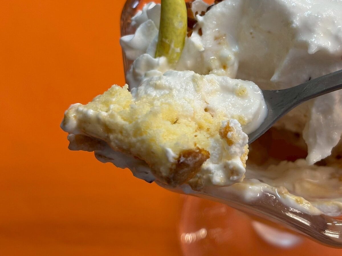 スポンジケーキやコーンフレーク、ホイップが合わさっていて、まるでバナナケーキのような仕立てに