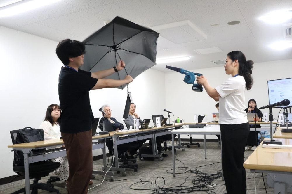 思いっきり風を当て壊そうと試みる