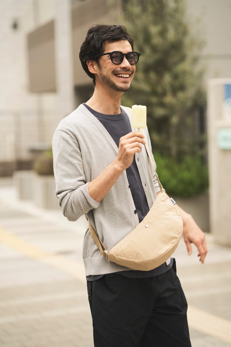 お出かけ用だけでなく、保冷用としても使える、ハーフムーン形のショルダーバッグ