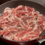 豚ロースを焼く
