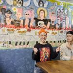 「高円寺メタルめし」は壁一面のメタル壁画が魅力！
