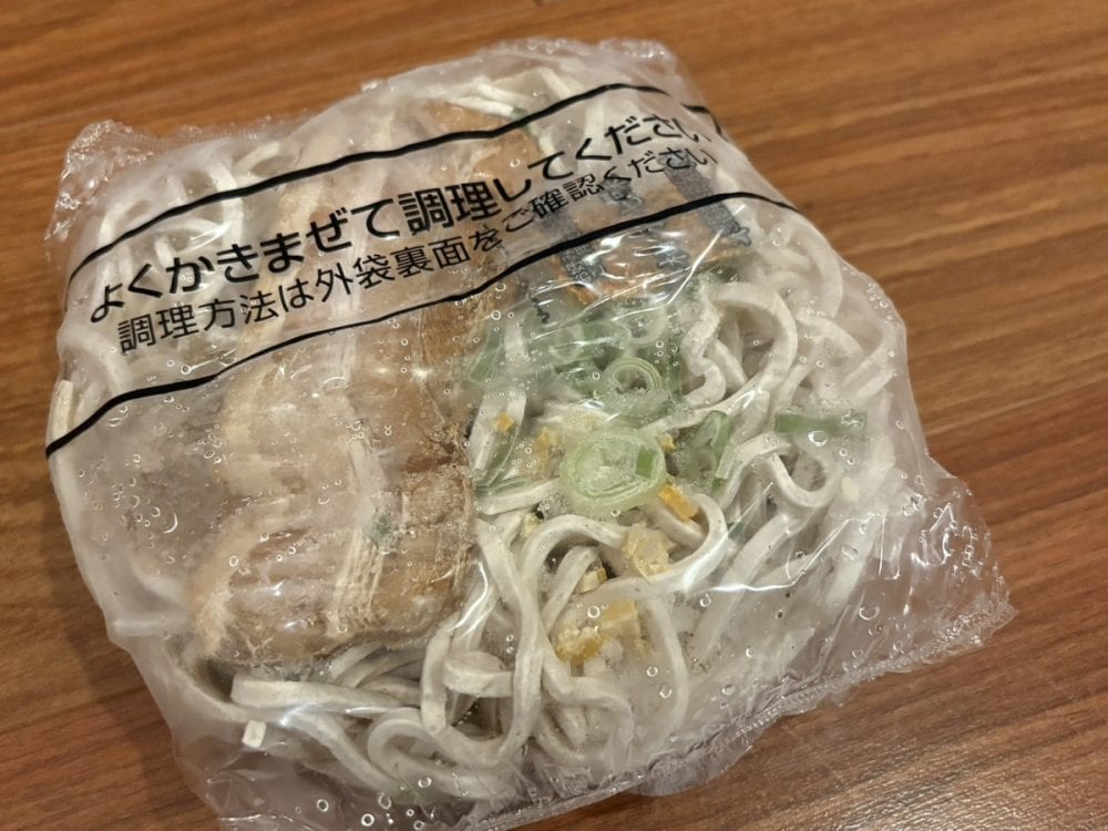 ドドンとした存在感を放つ太麺、食べ応えを感じさせる特製チャーシュー……圧倒的ボリューム感!