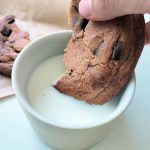 牛乳に浸して食べると味がマイルドになって、チョコミルクのような上品な味わいに!