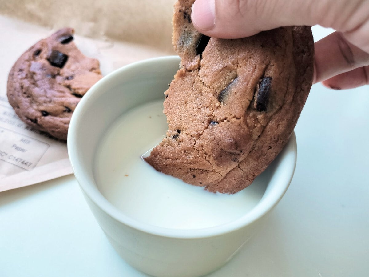 牛乳に浸して食べると味がマイルドになって、チョコミルクのような上品な味わいに!