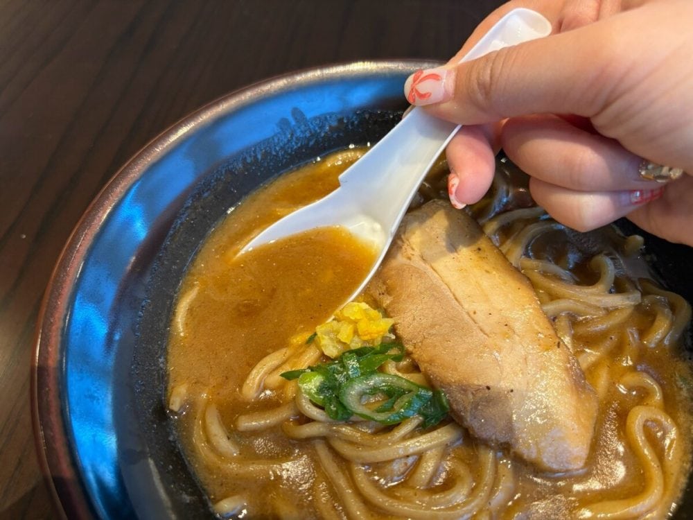 味変も楽しめる!濃厚なスープに旨みが重なる