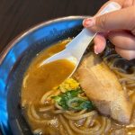 味変も楽しめる!濃厚なスープに旨みが重なる