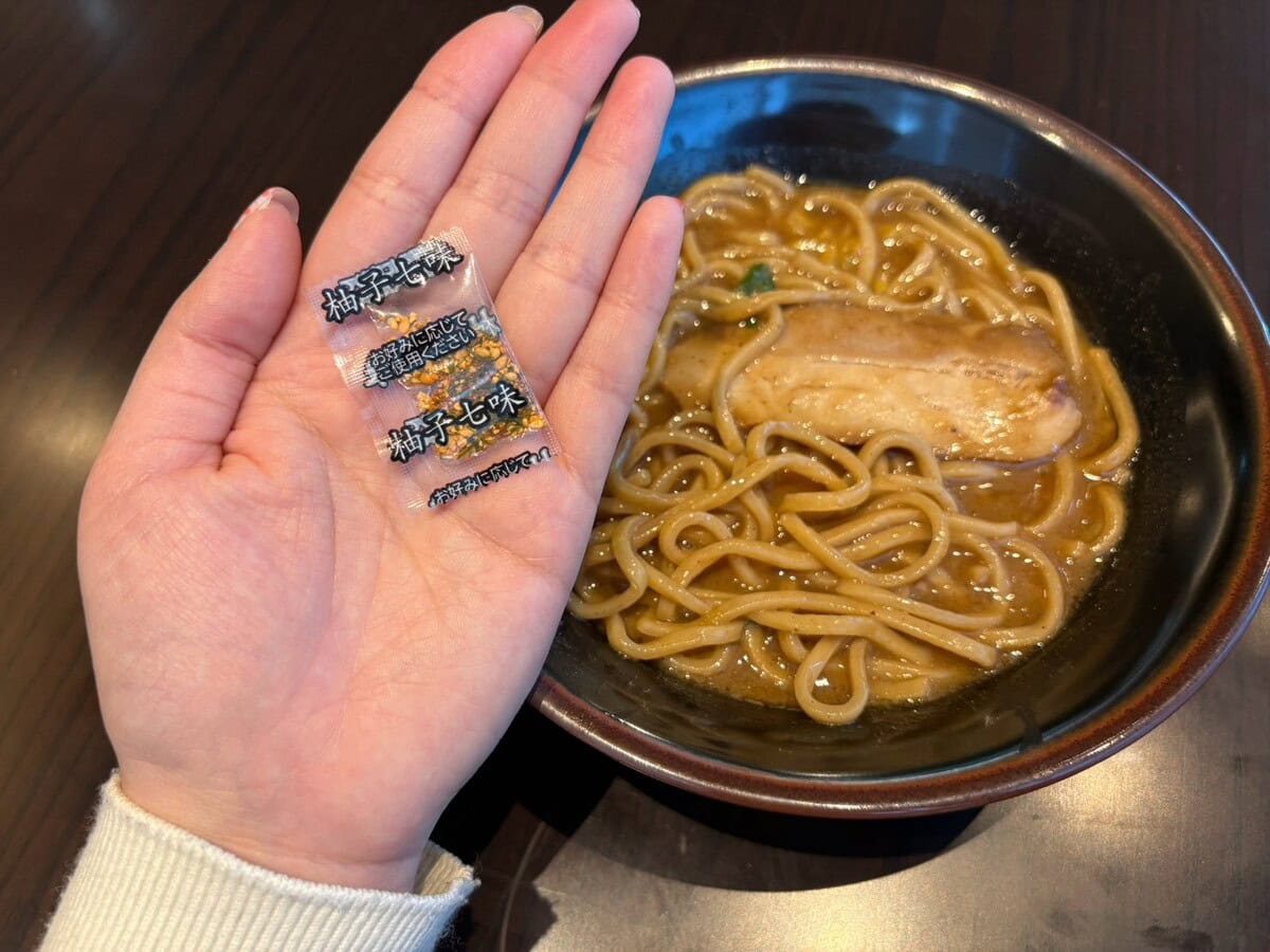 別添えで柚子七味も付いているので、途中からは味変も堪能