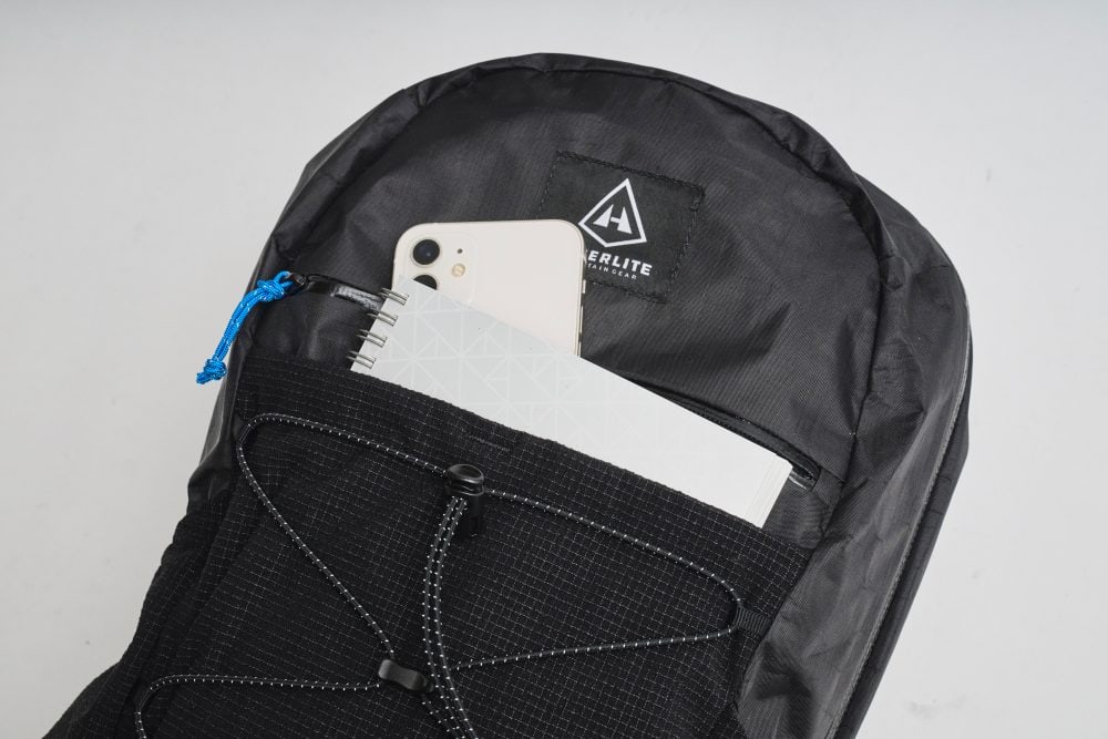 止水ジッパーが備わるフロントポケットは、スマホや手帳、カードケースなど、小物を収納するのにぴったり。(デイブレイク 22)