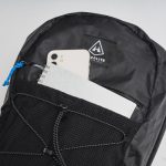止水ジッパーが備わるフロントポケットは、スマホや手帳、カードケースなど、小物を収納するのにぴったり。（デイブレイク 22）