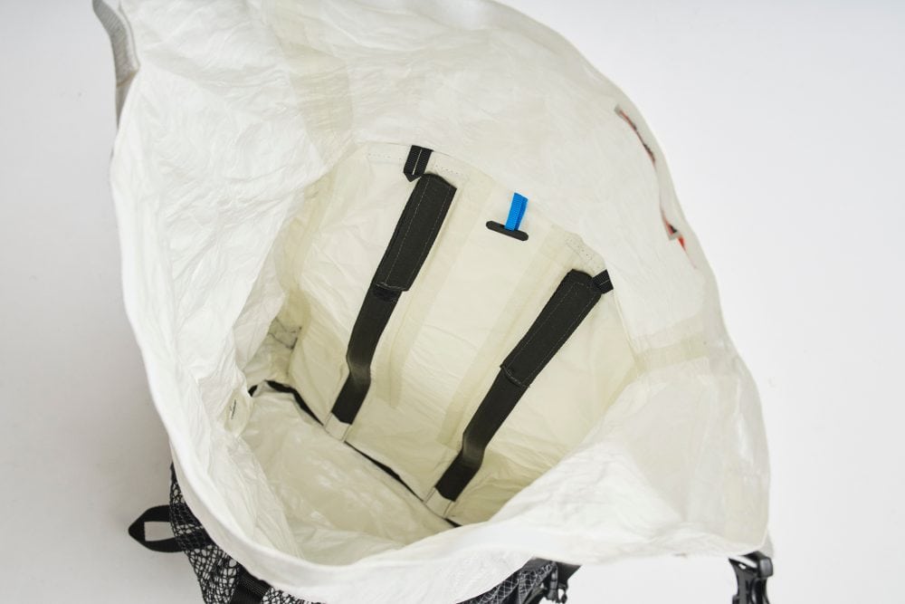 収納部はシンプルな構造。ロールトップタイプなので、雨の浸入を防ぎやすく、荷物の増減にも対応しやすい。(ニュージャンクション 40)